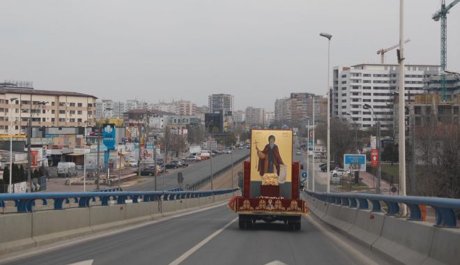 Procesiune cu moaștele Sfântului Dimitrie cel Nou - 1-1586093495.jpg