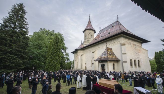 ÎPS Pimen, înmormântat la Mănăstirea Sihăstria Putnei - 1-1590155919.jpg