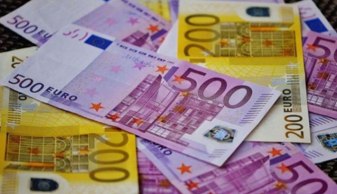 Au furat 19.000 de euro dintr-un autoturism. Poliția face cercetări - 1-1597943223.jpg