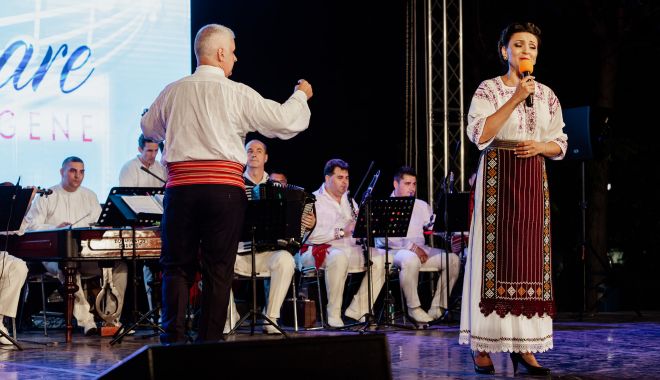 Spectacol de folclor, la Teatrul de Vară Soveja - 1-1598015191.jpg
