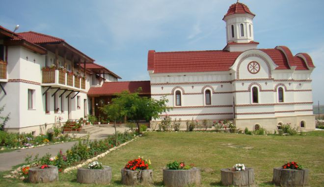 Hram și parastas la mănăstirea Lipnița - 1-1598626311.jpg