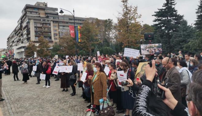 Prostest la Iaşi. Credincioşii cer renunţarea la restricţii de Sfânta Parascheva - 1-1602256986.jpg