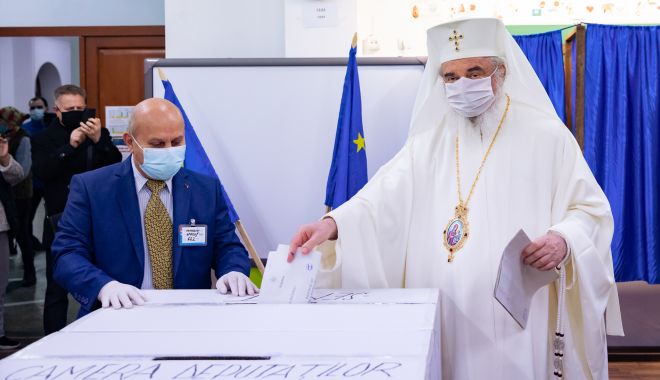 Patriarhul Daniel s-a prezentat la vot. Cei prezenţi au primit iconiţe din partea patriarhului - 1-1607273461.jpg