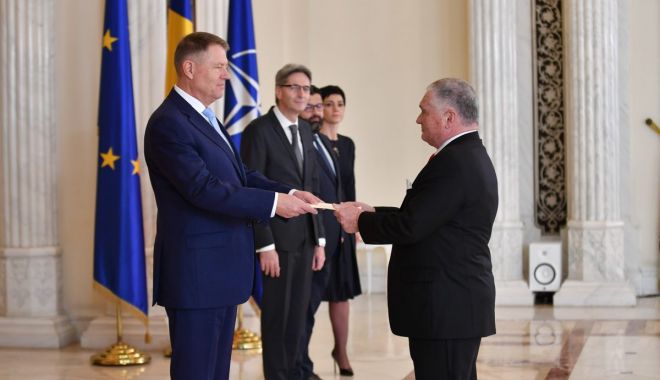 Ambasadorul Adrian Zuckerman, decorat de Klaus Iohhanis cu „Steaua României” - 1-1610989339.jpg