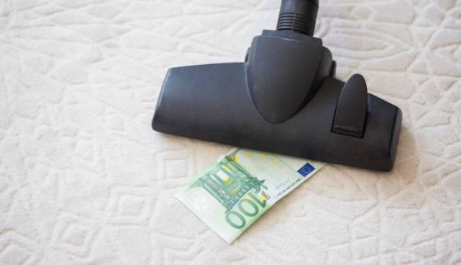 Un român a furat aproape 60.000 de euro din seiful unui supermarket cu aspiratorul - 1-1611680399.jpg