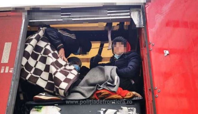 40 cetăţeni străini ascunşi în trei automarfare, depistaţi de poliţiştii de frontieră - 1-1612688968.jpg