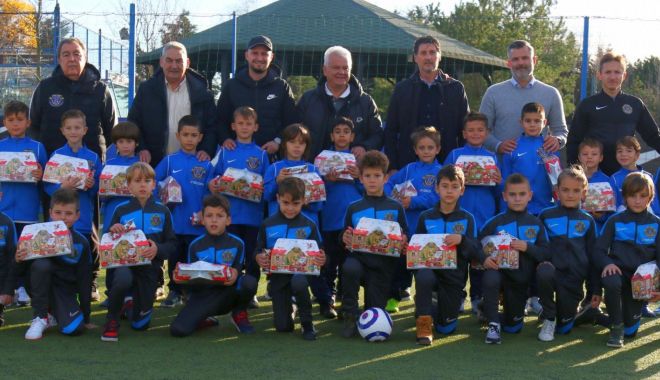 Fotbal / Moș Nicolae a sosit încărcat de cadouri la Academia Hagi - 1-1638796795.jpg