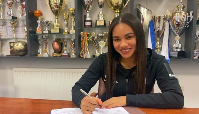 Handbal / CSM Bucureşti i-a prelungit contractul jucătoarei Elizabeth Omoregie - 1-1641116610.jpg
