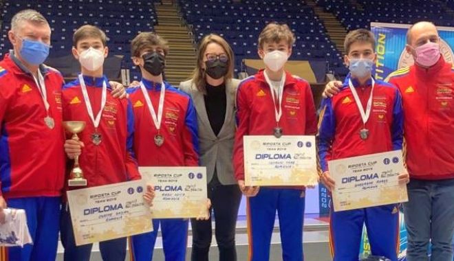 Scrimă / Echipa masculină de sabie a României, medaliată cu argint la Riposta Cup 2022 - cadeţi - 1-1643714513.jpg