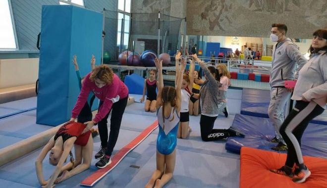 Pe urmele Nadiei Comăneci! 24 de mici gimnaste, pregătiri intense în sala de la Oneşti - 1-1645617211.jpg
