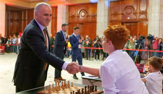 Şah / Marele maestru rus Garry Kasparov, prima mutare simbolică a turneului internaţional de la Bucureşti - 1-1651752277.jpg