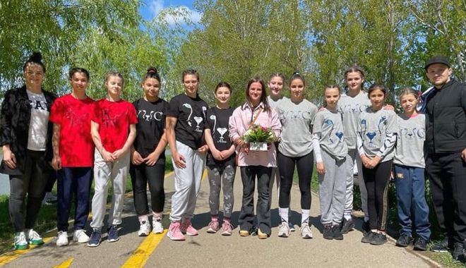 Lupte / Campioana Alina Vuc, în vizită la sportivele din Centrul Național 