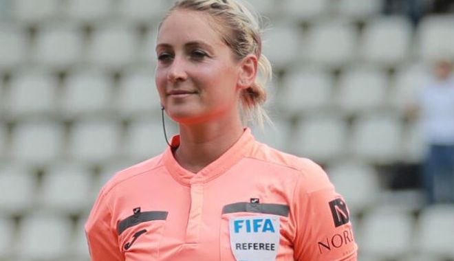 Fotbal feminin / Finala Campionatului European de junioare U19, arbitrată de românca Alina Peşu