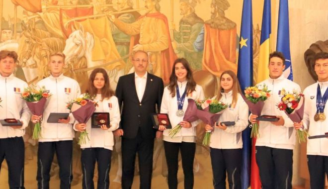 Bianca Costea şi Andra Gorecki, de la LPS Constanţa, felicitate de ministrul Apărării - 1-1657884989.jpg