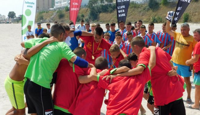 Juniorii redescoperă sportul naţional! Hora campionilor la oină, jucată pe plaja din Eforie Nord - 1-1660657134.jpg