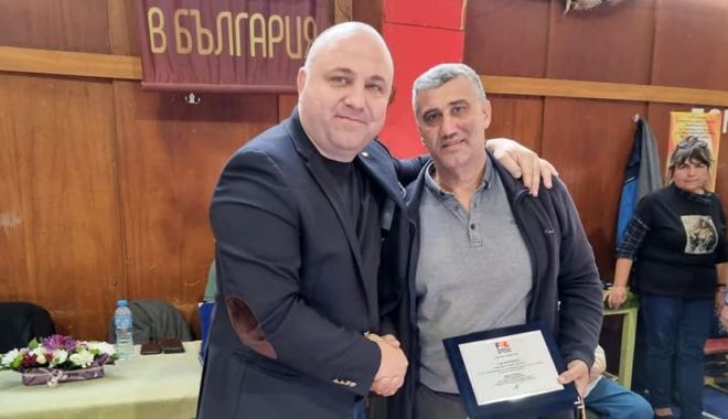 Lupte / Plachetă onorifică pentru preşedintele Răzvan Pîrcălabu, la turneul internaţional de la Targovishte - 1-1664281051.jpg