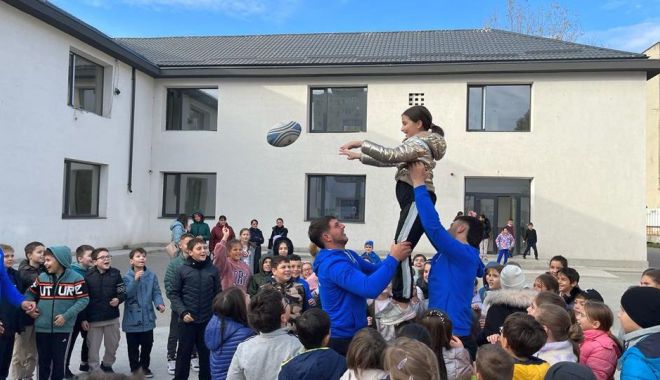 Rugbiştii de la CSM Constanţa, antrenament alături de elevii Şcolii gimnaziale nr. 8 - 1-1668692298.jpg