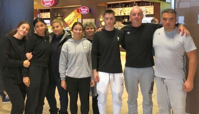 Nataţie / Delegația României a plecat la Campionatul Mondial de sărituri în apă pentru juniori - 1-1669296078.jpg