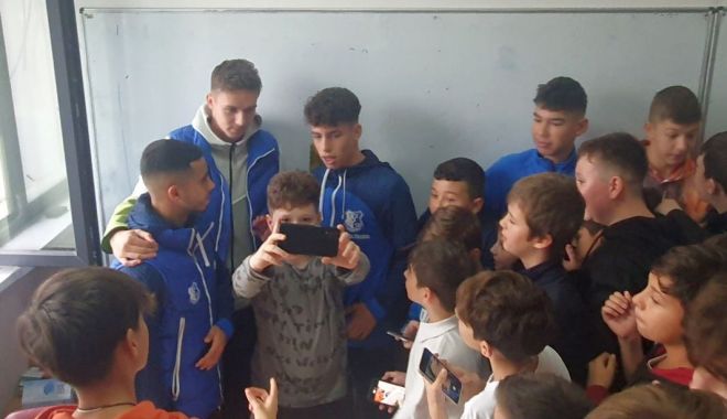 Fotbal / Fotografii şi autografe! Jucătorii Farului, printre elevii Şcolii gimnaziale nr. 8 din Constanţa - 1-1669298443.jpg