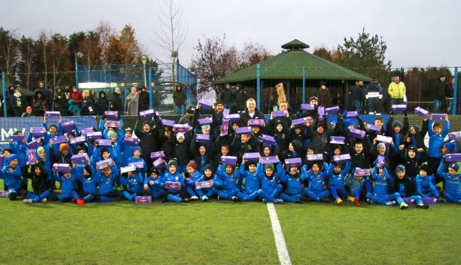 Copiii cluburilor Farul şi Academia Hagi au primit vizita lui Moş Nicolae - 1-1670420426.jpg