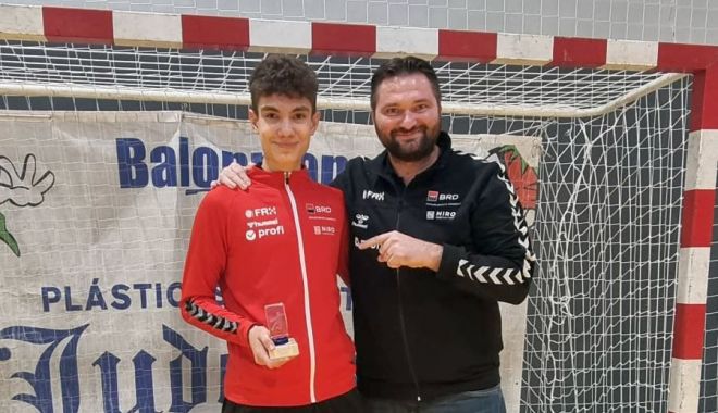 Ionuţ Stănescu îi predă ştafeta performanţei lui Cătălin Haidu, la naţionala de handbal-juniori - 1-1671445906.jpg