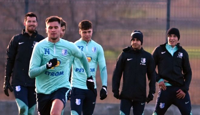 Fotbal / Jucători de la FCV Farul, în vizită la Liceul Teoretic „Lucian Blaga” - 1-1674031860.jpg