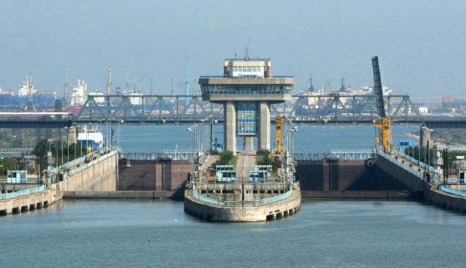Reprezentanţi ai Băncii Mondiale şi ai Ministerului Transporturilor, în vizită la ecluza Agigea - 1-1678802613.jpg