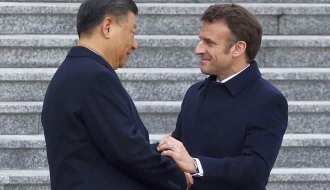 Donald Trump îl acuză pe preşedintele Emmanuel Macron că îl linguşeşte pe omologul chinez - 1-1681286965.jpg