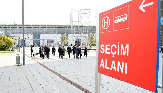 Turcii din diaspora au început să voteze în cadrul alegerilor parlamentare şi prezidenţiale - 1-1682577198.jpg