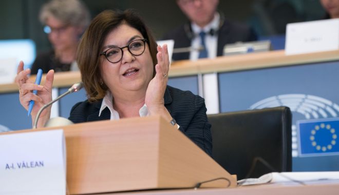 Comisarul european pentru transporturi, Adina Vălean, vizită oficială în portul Constanţa - 1-1683292166.jpg