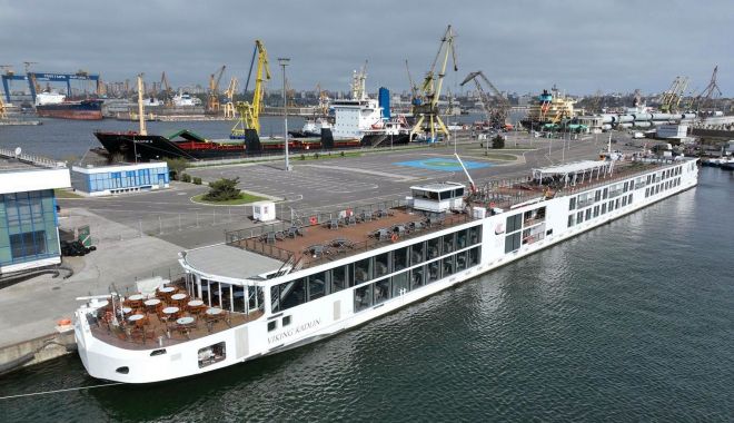 Nava fluvială de croazieră „Viking Kadlin”, schimb de pasageri în portul Constanţa