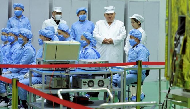 Kim Jong Un a inspectat primul satelit spion nord-coreean - 1-1684305591.jpg