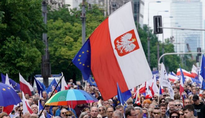 Polonia ar putea organiza simultan cu alegerile un referendum privind migraţia în UE - 1-1687179638.jpg