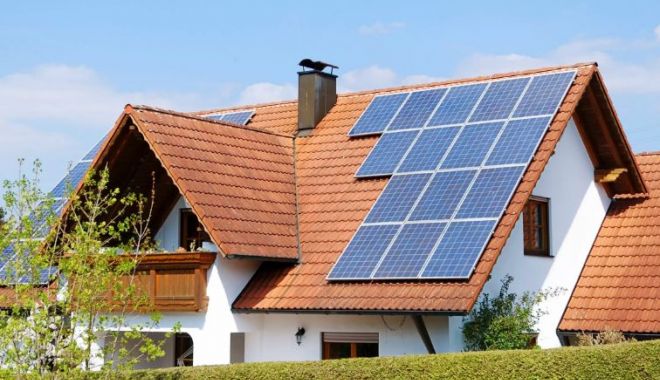 Numărul sistemelor fotovoltaice instalate pentru persoane fizice va depăşi 130.000, la nivel naţional