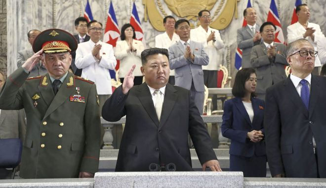 Kim Jong Un a supervizat o paradă militară la care Phenianul şi-a etalat noile rachete şi drone - 1-1690530483.jpg