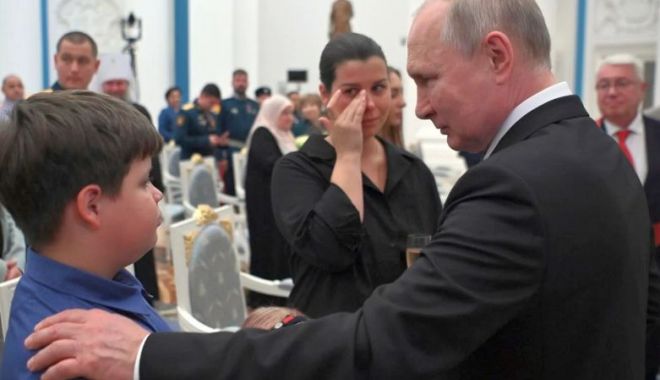 Vladimir Putin le înmânează decoraţii văduvelor militarilor ruşi morţi în Ucraina