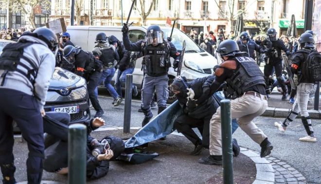 Emmanuel Macron vorbeşte despre o „criză a civilizaţiei”, după protestele violente din Franţa - 1-1691137473.jpg