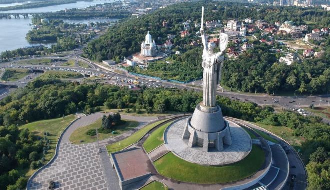 Ucraina înlătură simbolurile sovietice de pe monumentul Patriei Mamă din Kiev - 1-1691392631.jpg