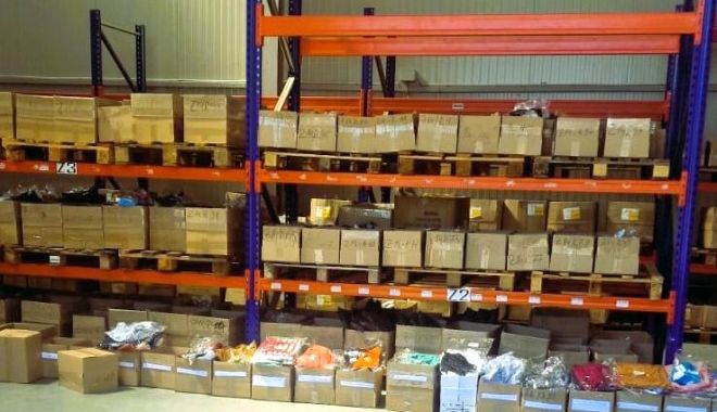 Articole de îmbrăcăminte în valoare de aproximativ 400.000 lei, descoperite de inspectorii vamali