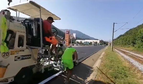 Trafic îngreunat pe valea Prahovei. Lucrări de refacere a marcajelor rutiere pe DN1, sectorul Braşov - Predeal - 1-1693306594.jpg