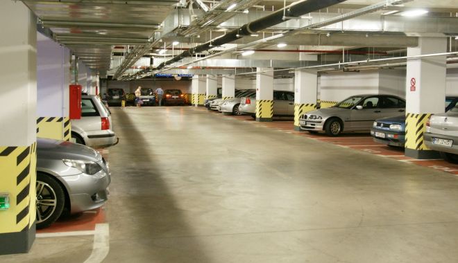 Administratorii de parcări, somaţi să respecte interzicerea accesului maşinilor pe GPL în subteran