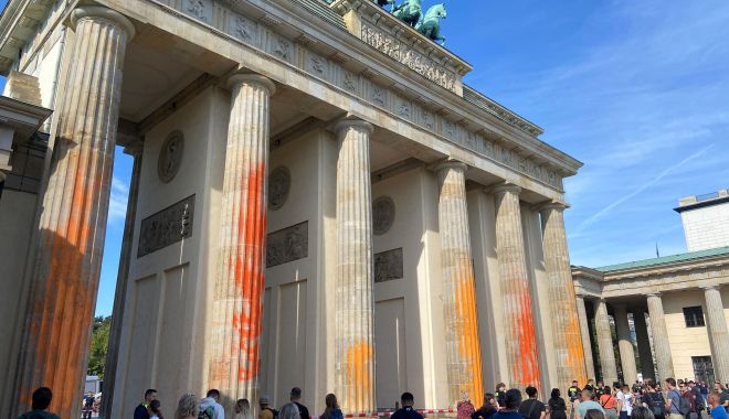 Activişti ecologişti au vopsit cu spray poarta Brandenburg din Berlin - 1-1695021442.jpg