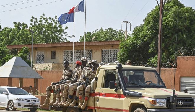Franţa îşi menţine ambasadorul în Niger, deşi junta militară l-a izolat în clădirea ambasadei - 1-1695108636.jpg