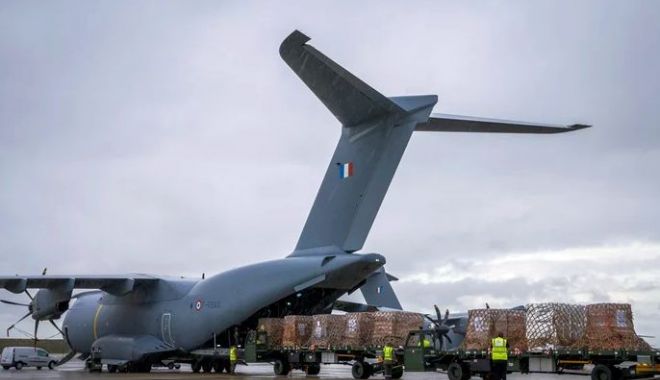 Franţa a livrat trei avioane cu ajutoare pentru Gaza şi are nave militare în estul Mediteranei