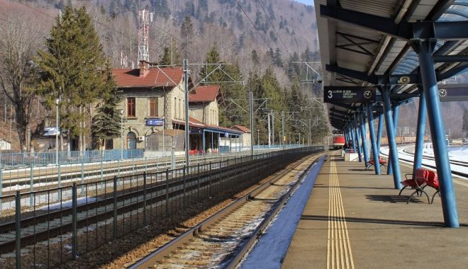 CFR: Traficul feroviar pe Valea Prahovei, afectat de ruperea pantografului de la locomotiva trenului IR 1742 la ieşire din Azuga