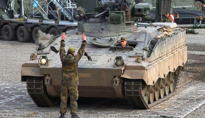 Ministrul apărării german admite existenţa de întârzieri în livrările de arme către Ucraina