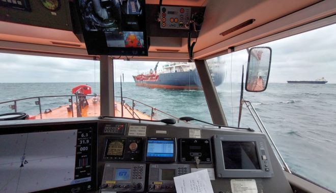 Intervenţie ARSVOM: Navigator rănit pe petrolierul „YM Earth”, transportat la ţărm de SAR „Artemis”