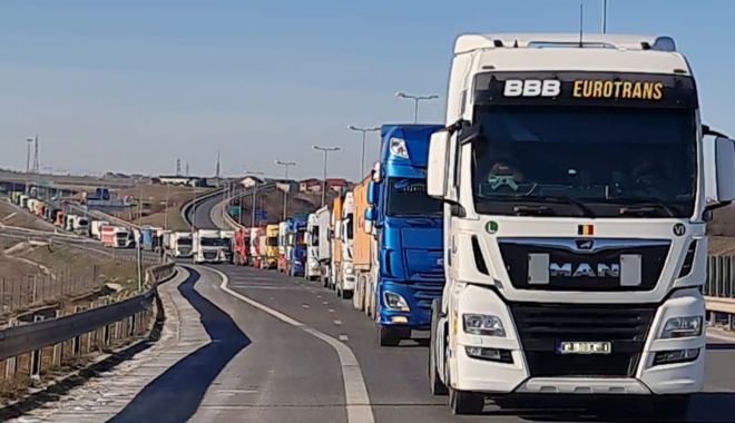 Protest spontan organizat de transportatori. Fermieri din mai multe organizaţii agricole participă şi ei la manifestaţie