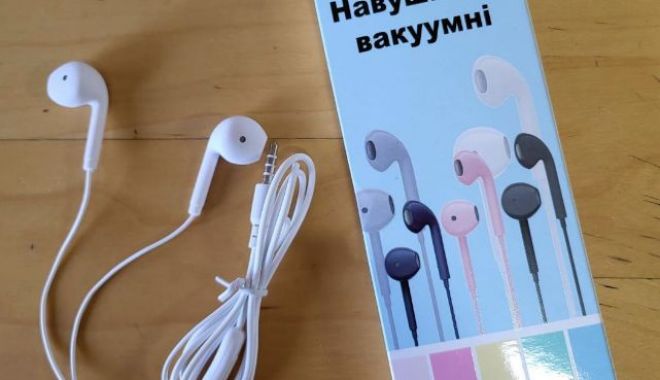 Constanţa Sud / Căşti audio contrafăcute în valoare de aproximativ 2 milioane lei, reţinute de inspectorii vamali - 1-1706708254.jpg