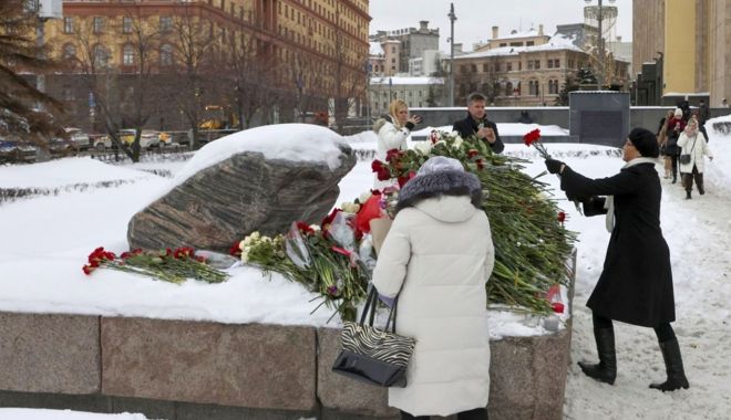 Ambasadoarea americană la Moscova a vizitat un memorial improvizat pentru disidentul Aleksei Navalnîi - 1-1708259492.jpg